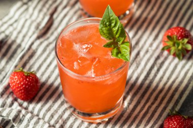 Çileği Tazeleyen İçkili Fesleğen Ezmesi Cin ile Kokteyl