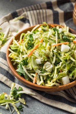 Bir kasede sağlıklı ev yapımı doğranmış lahana sebzeli sebze karışımı.