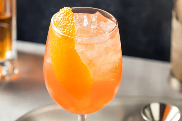 Bebida Refrescante Bourbon Spritz Cocktail Com Enfeite Laranja — Fotografia de Stock