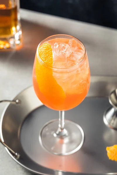 Drank Verfrissende Bourbon Spritz Cocktail Met Sinaasappelgarnering — Stockfoto