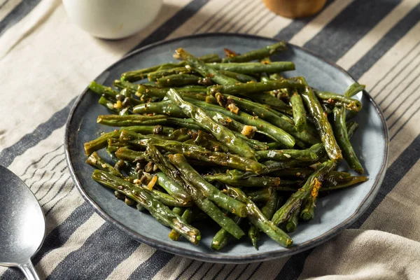 Gezonde Zelfgemaakte Geroosterde Groene Bonen Met Knoflook Kappertjes — Stockfoto