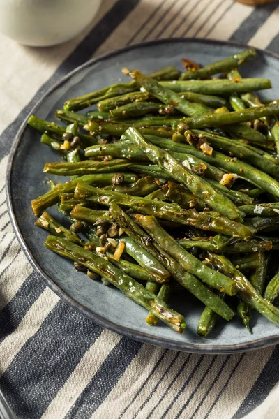 Gezonde Zelfgemaakte Geroosterde Groene Bonen Met Knoflook Kappertjes — Stockfoto