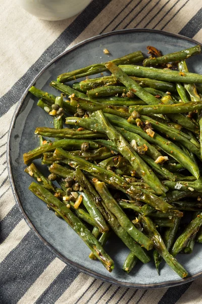 Gezonde Zelfgemaakte Geroosterde Groene Bonen Met Knoflook Kappertjes — Stockfoto