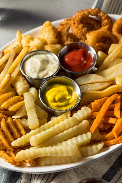 Zelfgemaakte Crispy Deep Fried Franse Fry Schotel Met Dipsaus — Stockfoto