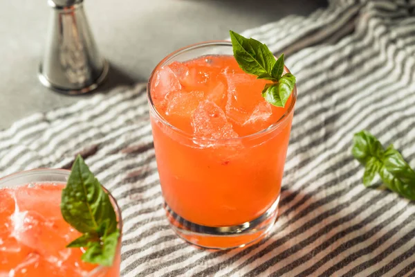 Boozy Rinfrescante Fragola Basil Smash Cocktail Con Gin — Foto Stock