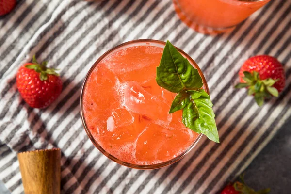 Boozy Uppfriskande Strawberry Basil Smash Cocktail Med Gin — Stockfoto