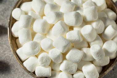 Sağlıksız Beyaz Mini Marshmallowlar bir kasede