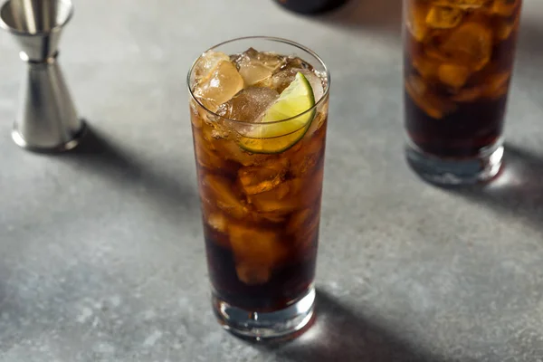 Ποτό Δροσιστικό Amaro Και Cola Cocktail Lime — Φωτογραφία Αρχείου