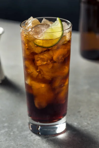 Bebida Refrescante Amaro Cocktail Cola Com Limão — Fotografia de Stock