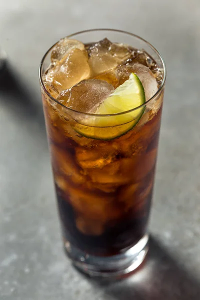 Bebida Refrescante Amaro Cóctel Cola Con Lima —  Fotos de Stock