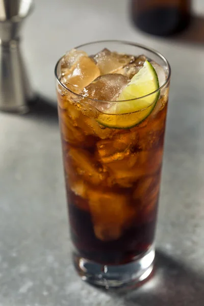 Bebida Refrescante Amaro Cóctel Cola Con Lima —  Fotos de Stock