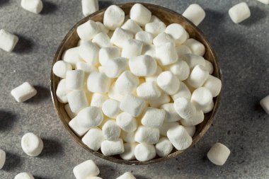 Sağlıksız Beyaz Mini Marshmallowlar bir kasede