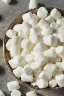 Sağlıksız Beyaz Mini Marshmallowlar bir kasede