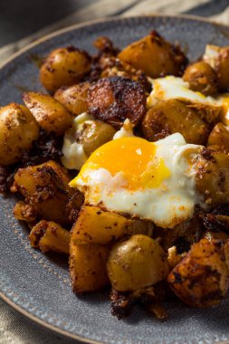 Ev yapımı Meksika Huevos Rotos Yumurta ve Chorizo ile Patates