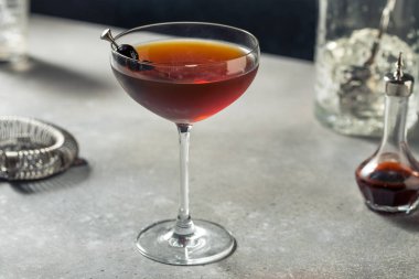 Amaro ile Siyah Manhattan Kokteyli