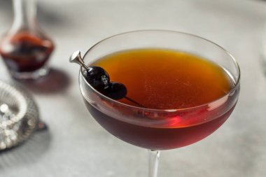 Amaro ile Siyah Manhattan Kokteyli