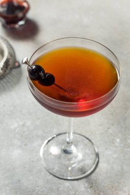 Amaro ile Siyah Manhattan Kokteyli