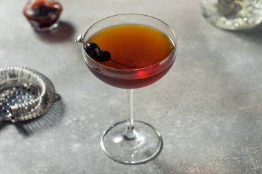 Amaro ile Siyah Manhattan Kokteyli