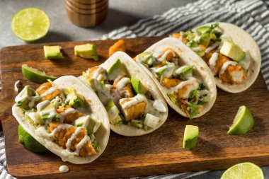 Ev yapımı limon ve avokado ile kızarmış tavuklu taco.