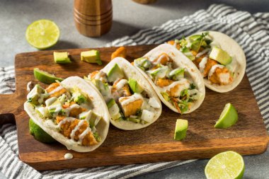 Ev yapımı limon ve avokado ile kızarmış tavuklu taco.