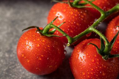 Bir demet sağlıklı organik kırmızı kiraz domatesleri