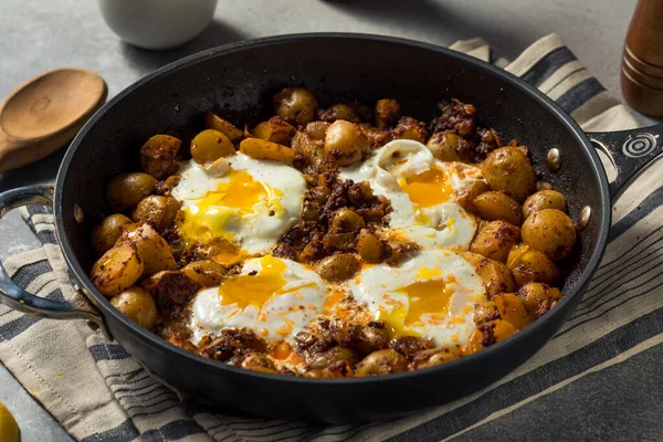 自制墨西哥Huevos Rotos鸡蛋和土豆与Chorizo — 图库照片