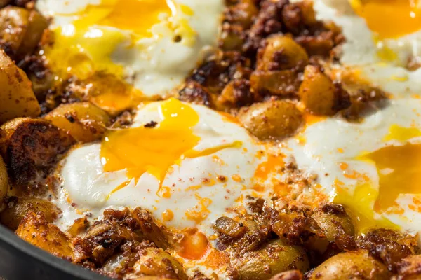 自制墨西哥Huevos Rotos鸡蛋和土豆与Chorizo — 图库照片