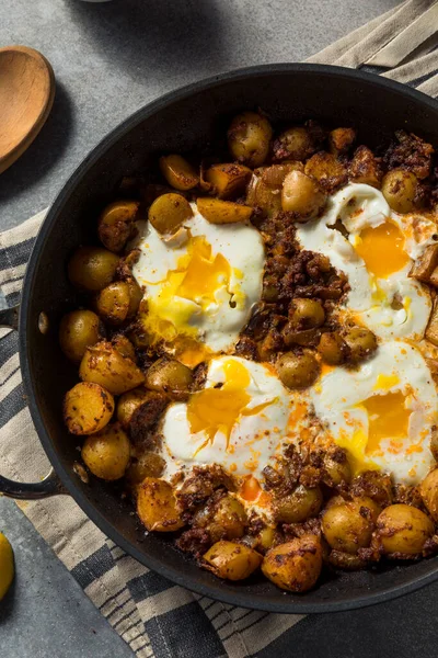 Zelfgemaakte Mexicaanse Huevos Rotos Eieren Aardappelen Met Chorizo — Stockfoto