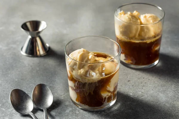 Amaro Congelato Alcolico Galleggiante Con Gelato Bicchiere — Foto Stock