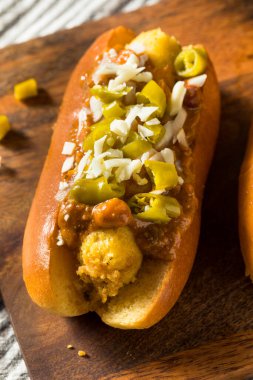 Ev yapımı Chicago Anne Sandviçi Tamale Chili ve patates kızartması.
