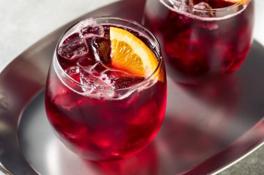 Portakal dilimli Soğuk Kırmızı Şarap Spritzer