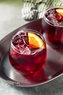 Portakal dilimli Soğuk Kırmızı Şarap Spritzer