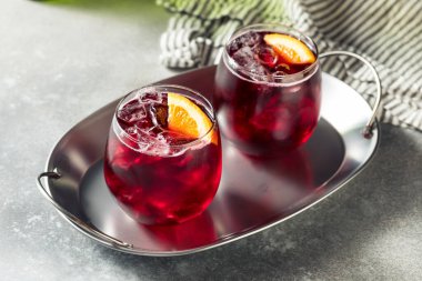 Portakal dilimli Soğuk Kırmızı Şarap Spritzer