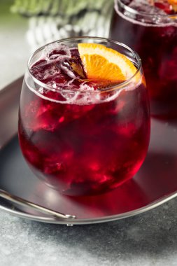 Portakal dilimli Soğuk Kırmızı Şarap Spritzer