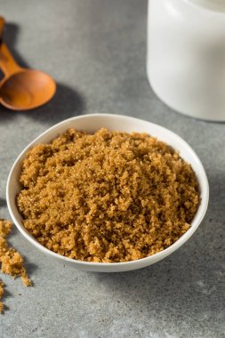 Bir kasede çiğ organik kahverengi şeker