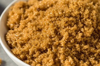 Bir kasede çiğ organik kahverengi şeker