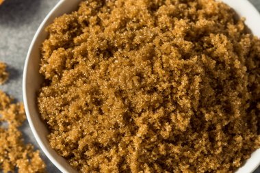 Bir kasede çiğ organik kahverengi şeker