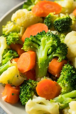 Karnabaharlı ve brokolili sağlıklı organik sebzeler.