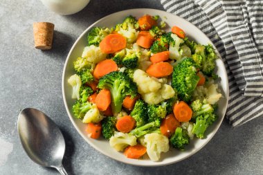 Karnabaharlı ve brokolili sağlıklı organik sebzeler.