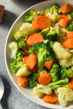 Karnabaharlı ve brokolili sağlıklı organik sebzeler.