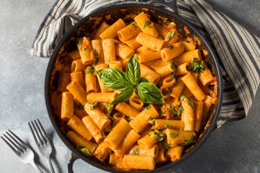 Sağlıklı ev yapımı Votka Rigatoni Peynirli ve Basili Makarna