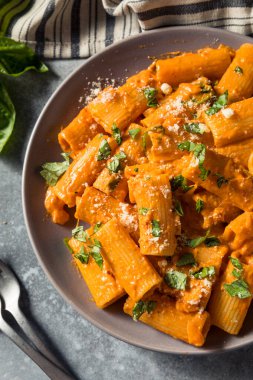 Sağlıklı ev yapımı Votka Rigatoni Peynirli ve Basili Makarna