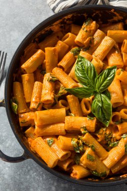 Sağlıklı ev yapımı Votka Rigatoni Peynirli ve Basili Makarna