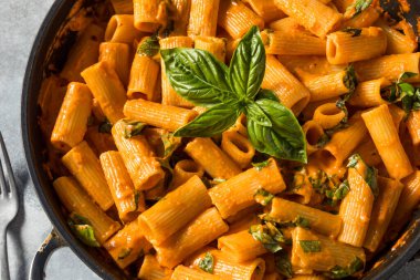 Sağlıklı ev yapımı Votka Rigatoni Peynirli ve Basili Makarna