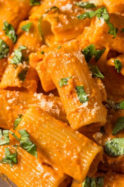 Sağlıklı ev yapımı Votka Rigatoni Peynirli ve Basili Makarna
