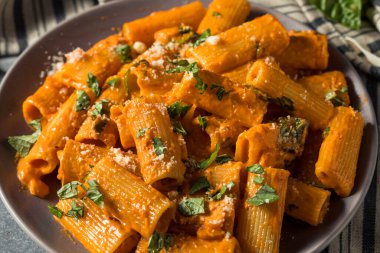 Sağlıklı ev yapımı Votka Rigatoni Peynirli ve Basili Makarna