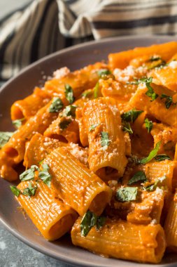 Sağlıklı ev yapımı Votka Rigatoni Peynirli ve Basili Makarna