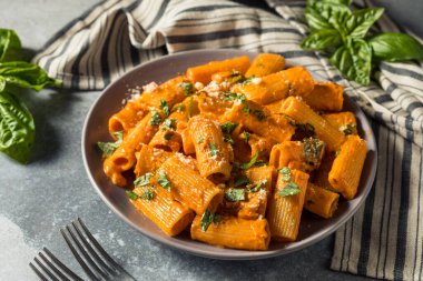 Sağlıklı ev yapımı Votka Rigatoni Peynirli ve Basili Makarna