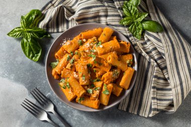 Sağlıklı ev yapımı Votka Rigatoni Peynirli ve Basili Makarna