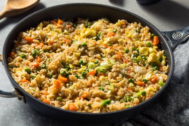 Ev yapımı Çin usulü kızarmış pirinç, yumurta, havuç ve bezelye.